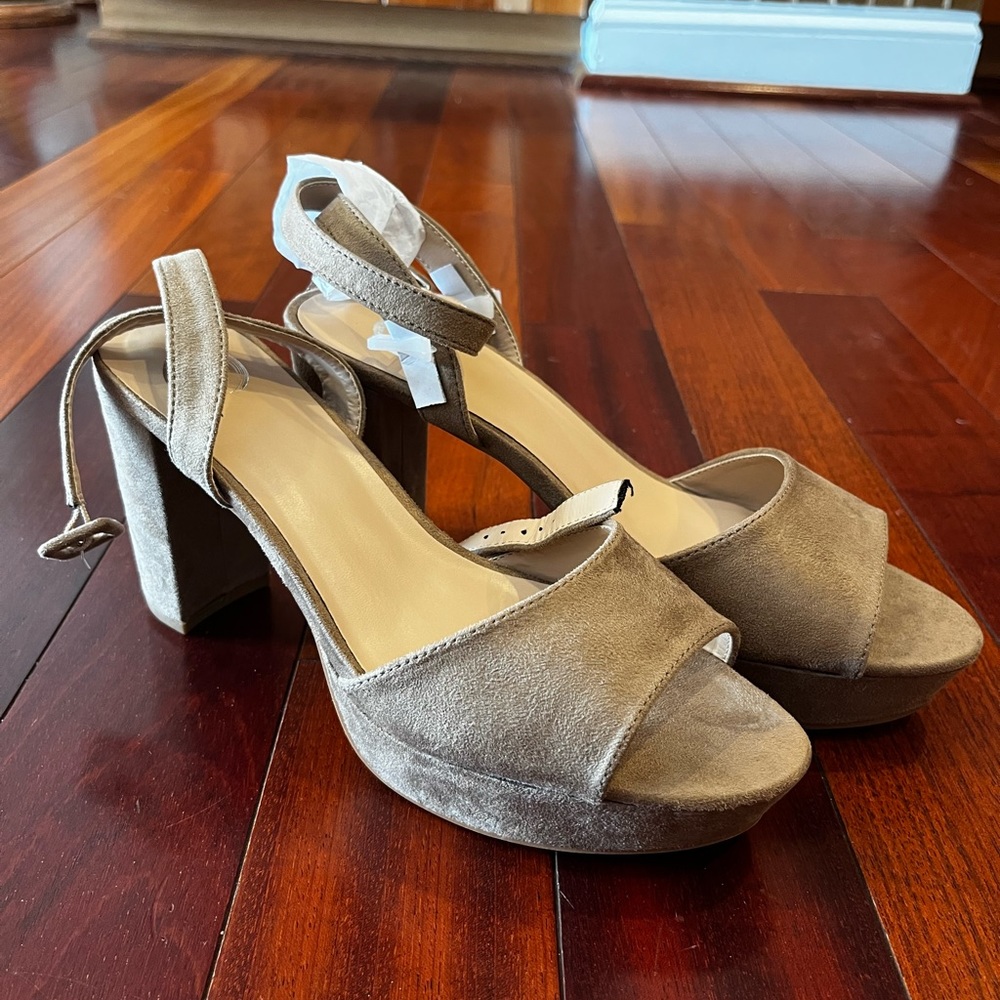 NWT Heels ๐ - Picture 4 of 6